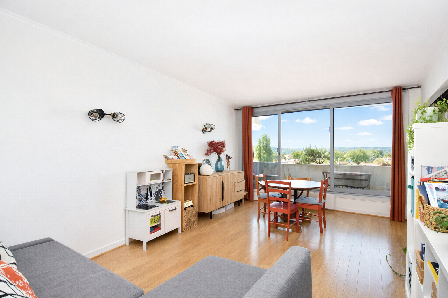 Appartement situé en hyper centre de Chatou de 70 m2 avec 2 chambres  au 4ème étage avec ascenseur