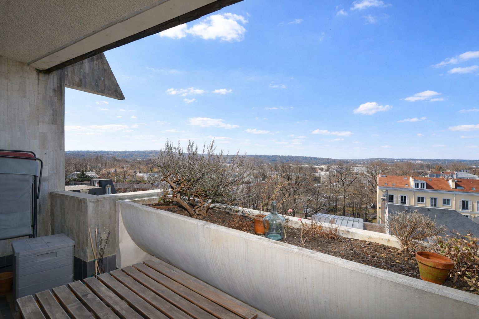 Appartement situé en hyper centre de Chatou de 70 m2 avec 2 chambres  au 4ème étage avec ascenseur