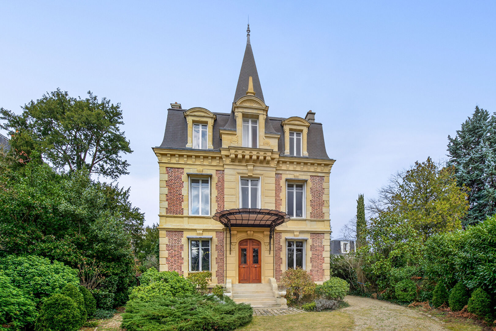 LE VESINET – Propriété de 232 m² avec dépendance aménagée  de 60 m² avec un terrain de 1474 m² à 10 mn du RER