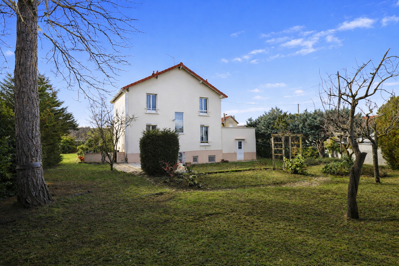 CHATOU charmante maison d&rsquo;environ 124 m² avec sous-sol total sur terrain de 891 m²