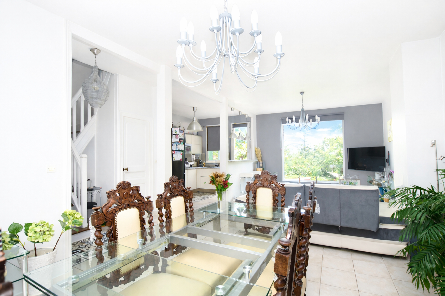 Chatou charmante  maison lumineuse  de 124 m²  au sol avec 3 chambres sur un terrain de 318 m² avec lumière et vue Seine