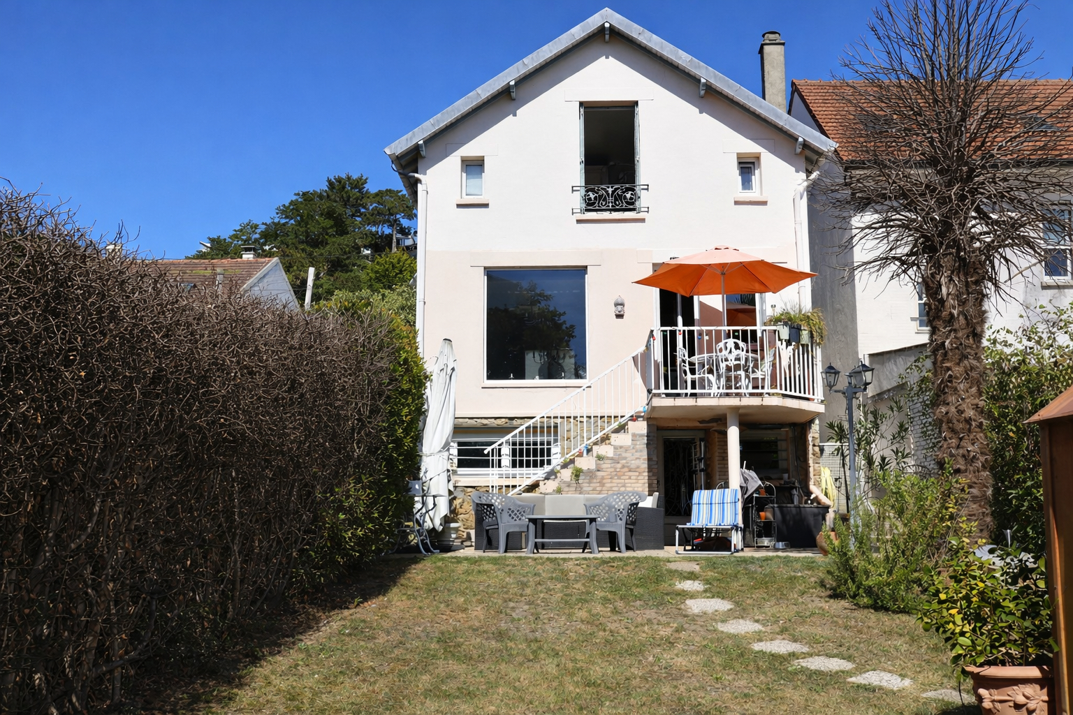 Chatou charmante  maison lumineuse  de 124 m²  au sol avec 3 chambres sur un terrain de 318 m² avec lumière et vue Seine