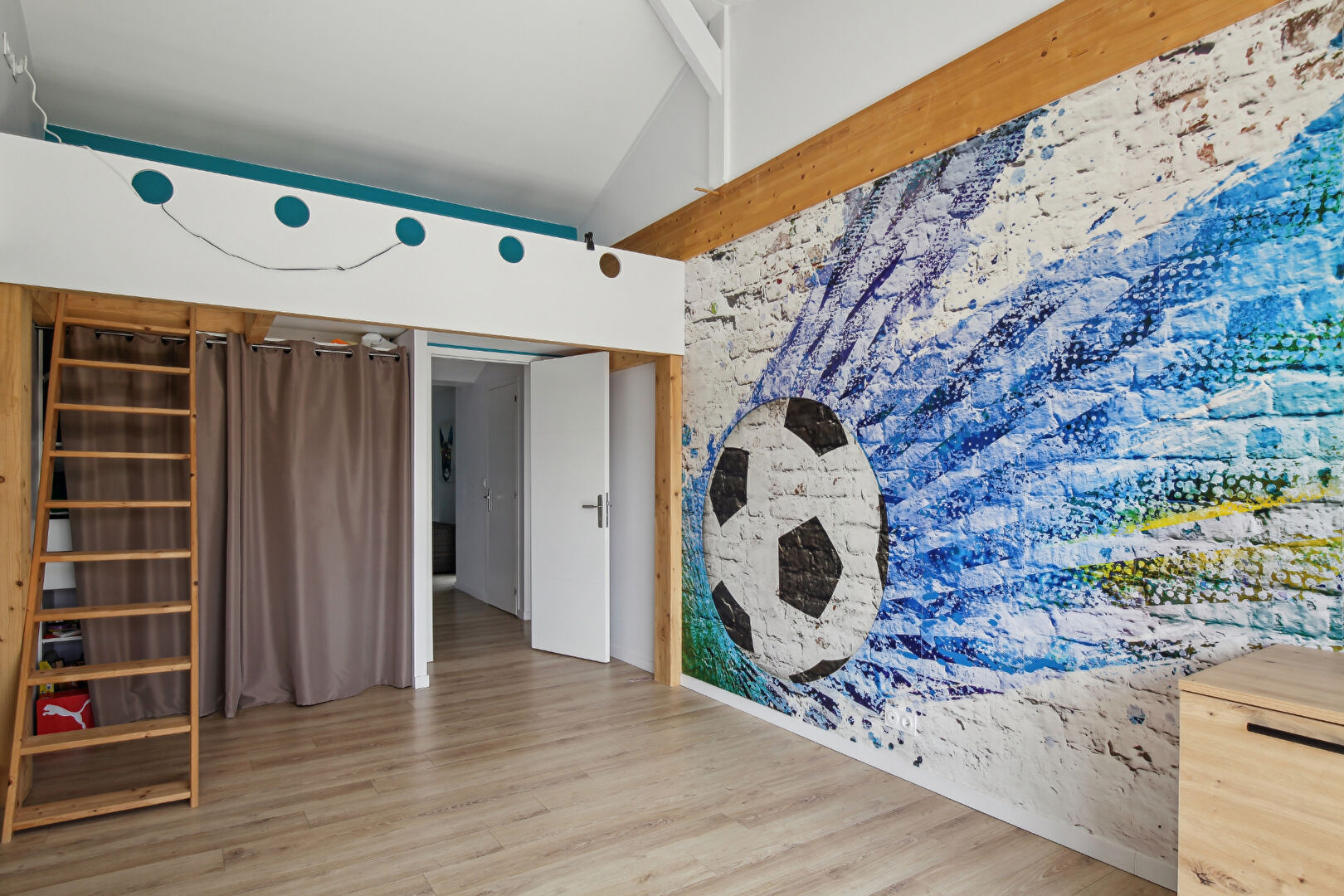 Maison contemporaine de 2018  –  207  m²  avec  de belles prestations, lumineuse sur un terrain de 722 m²