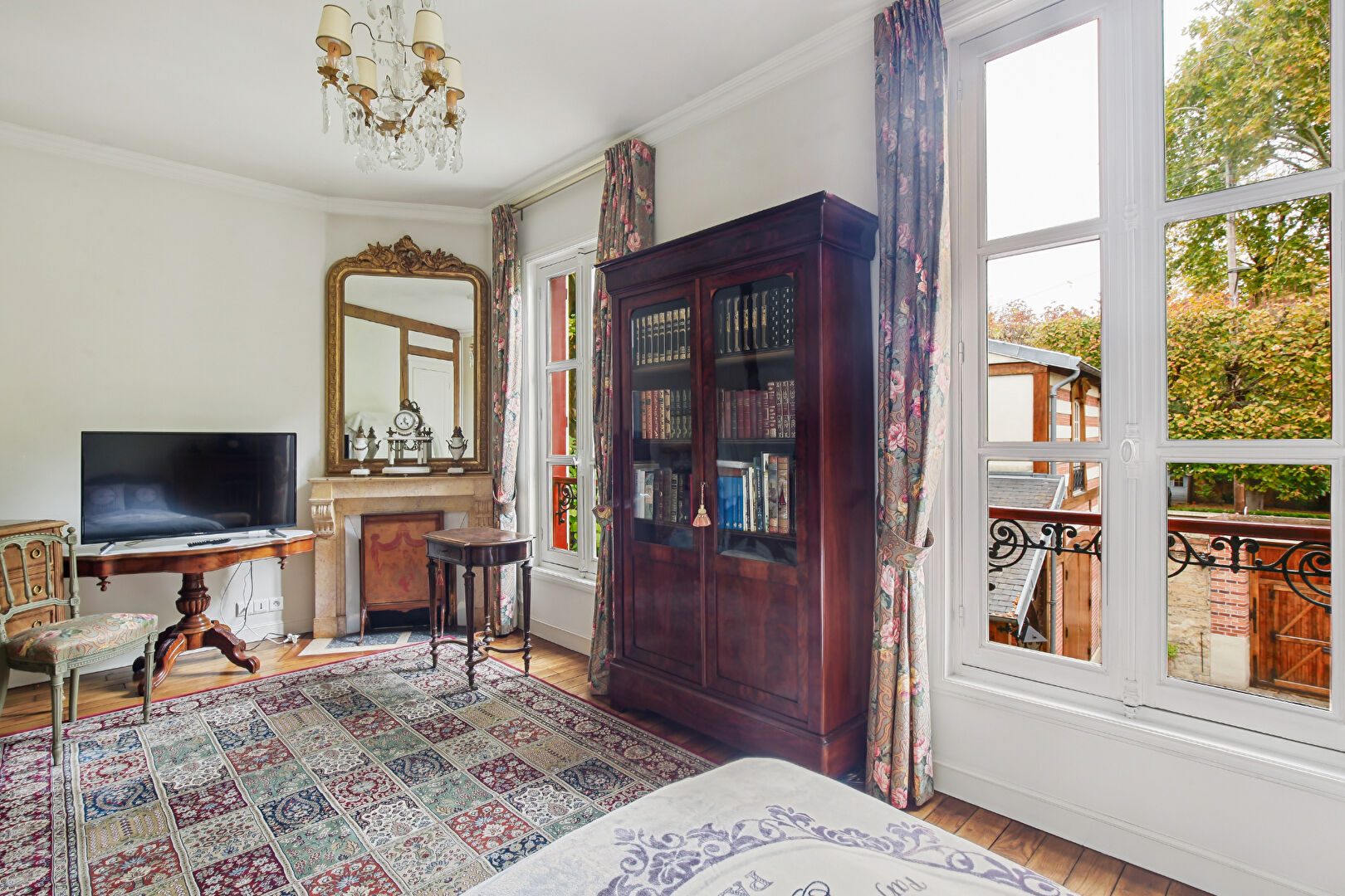 BAS DE CHATOU – Charmante maison de caractère avec écuries réhabilitées et superbe jardin sans vis-à-vis