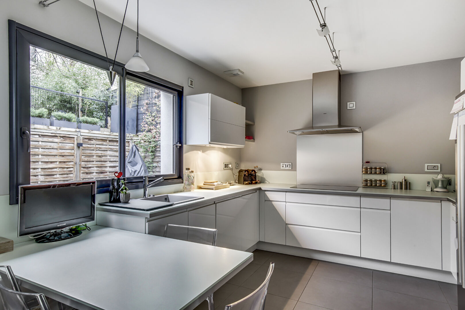 CHATOU – Maison contemporaine de 200 m² au sol et 152 m² habitables sur 425 m² de terrain