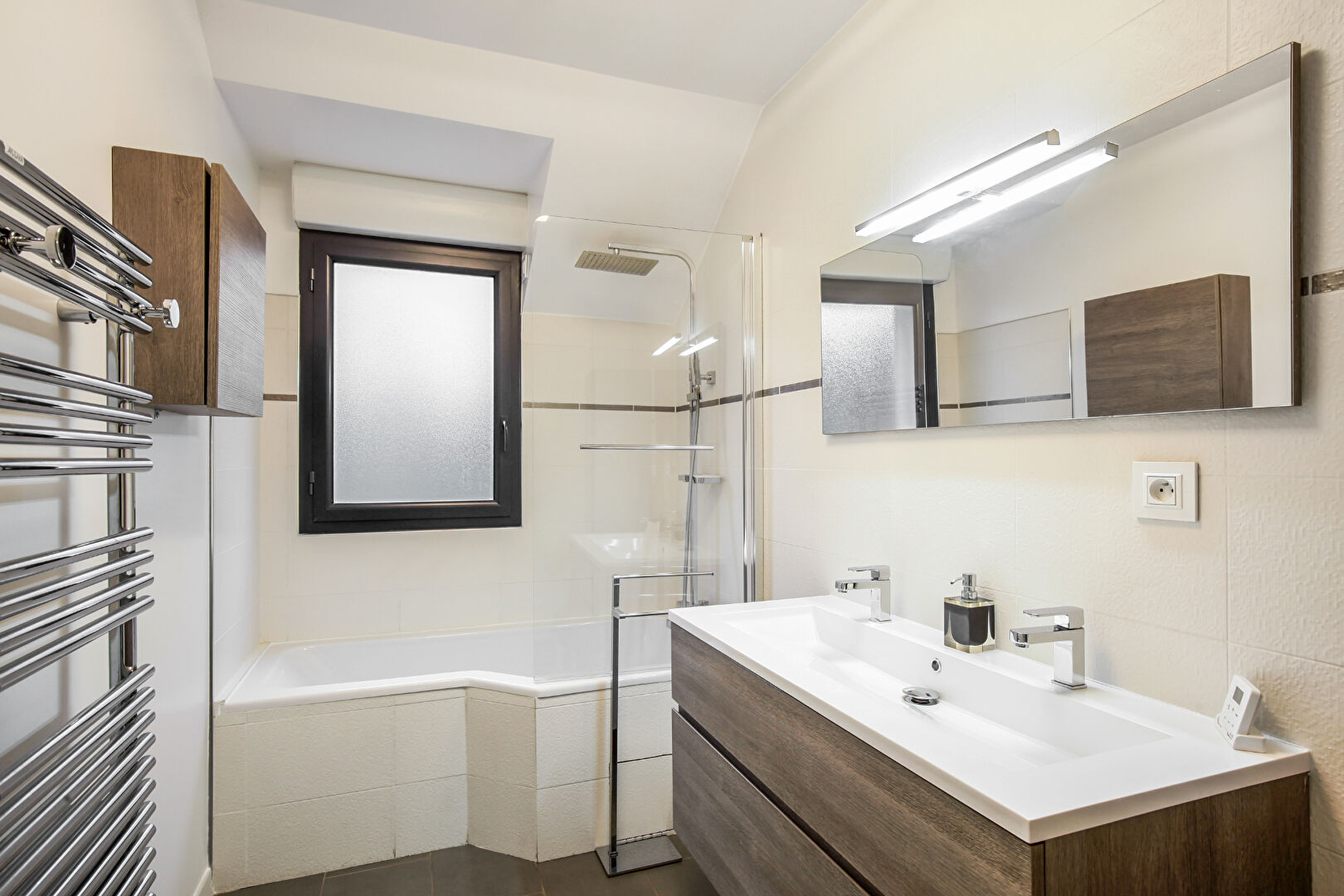 CHATOU – Maison contemporaine de 200 m² au sol et 152 m² habitables sur 425 m² de terrain