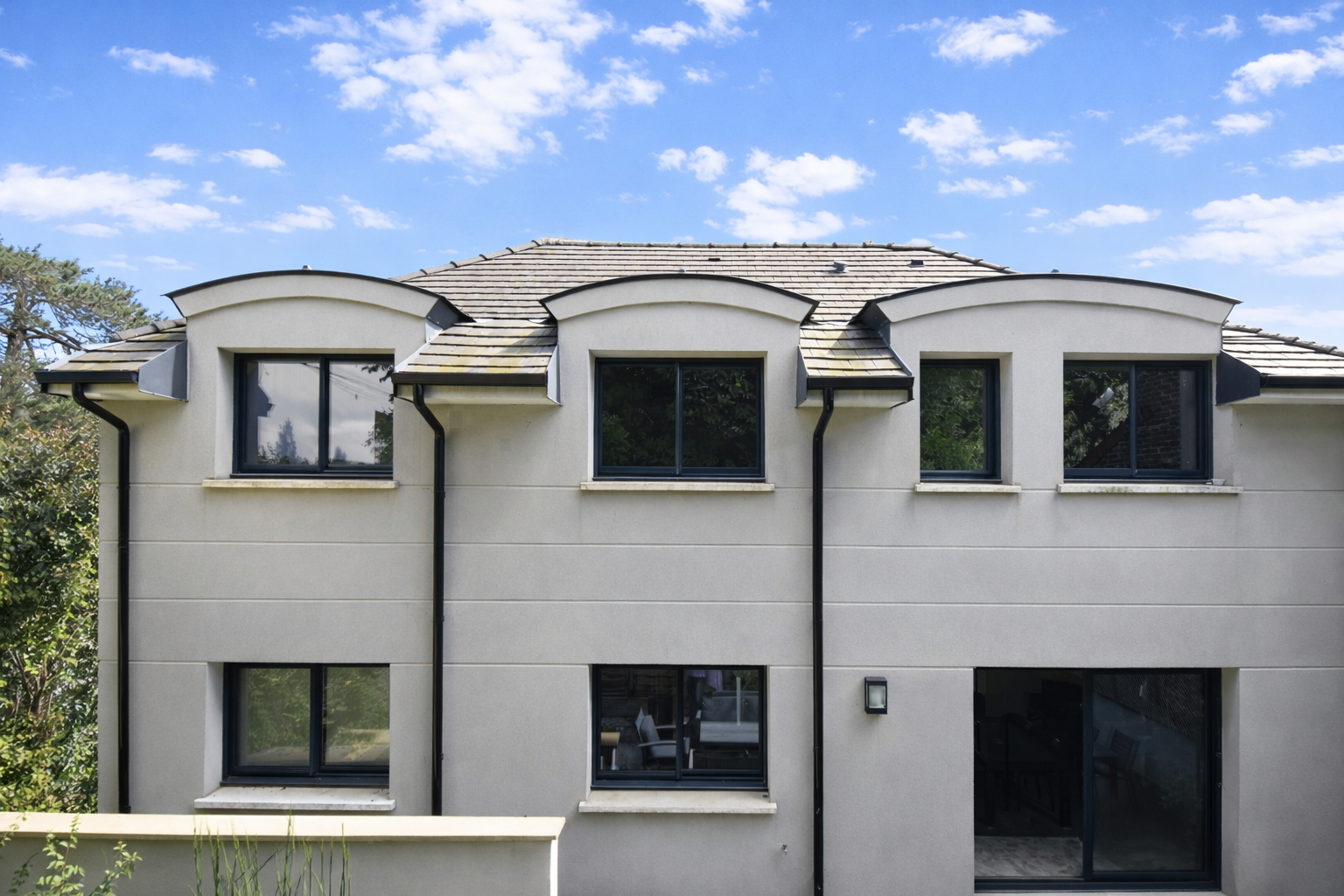 CHATOU – Maison contemporaine de 200 m² au sol et 152 m² habitables sur 425 m² de terrain