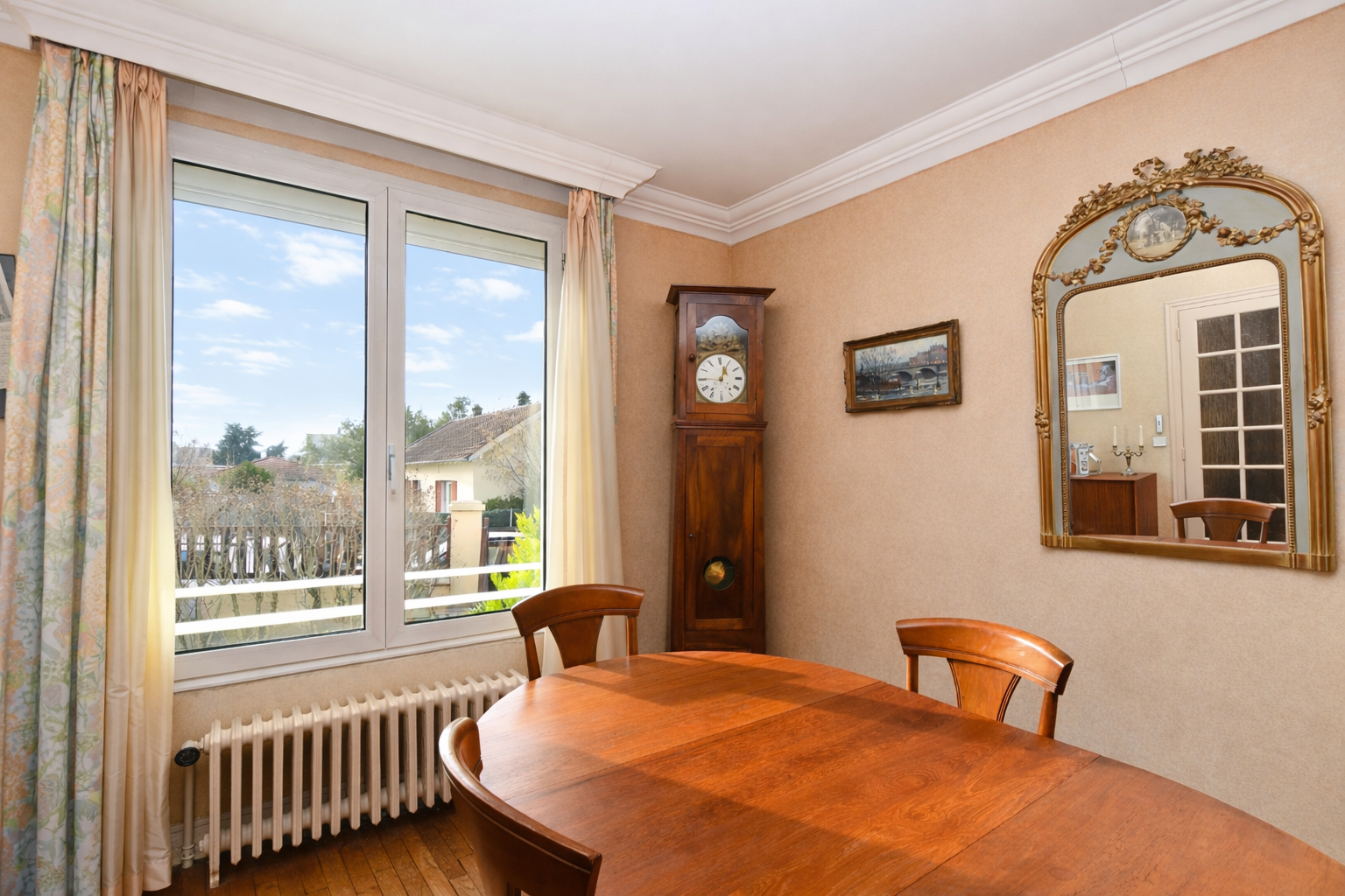 CHATOU charmante maison d&rsquo;environ 124 m² avec sous-sol total sur terrain de 891 m²