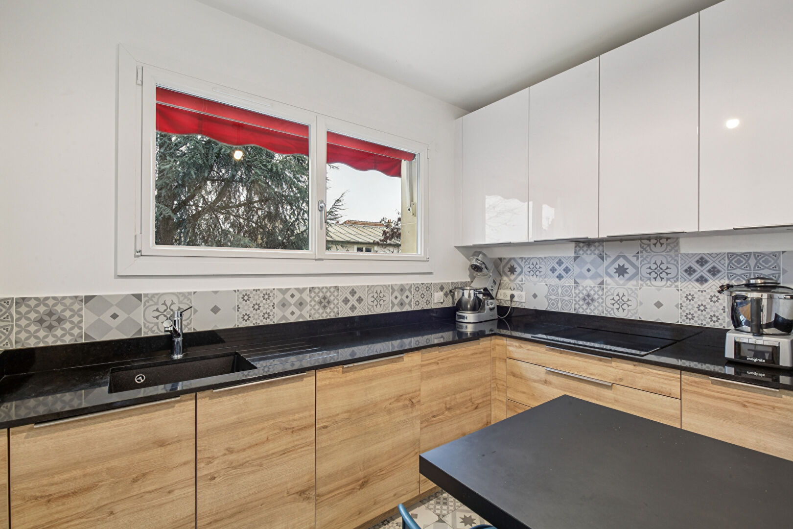 BAS DE CHATOU à 3 mn du RER appartement 5 pièces de 124.54 m² avec 3 chambres, balcon, ascenseur