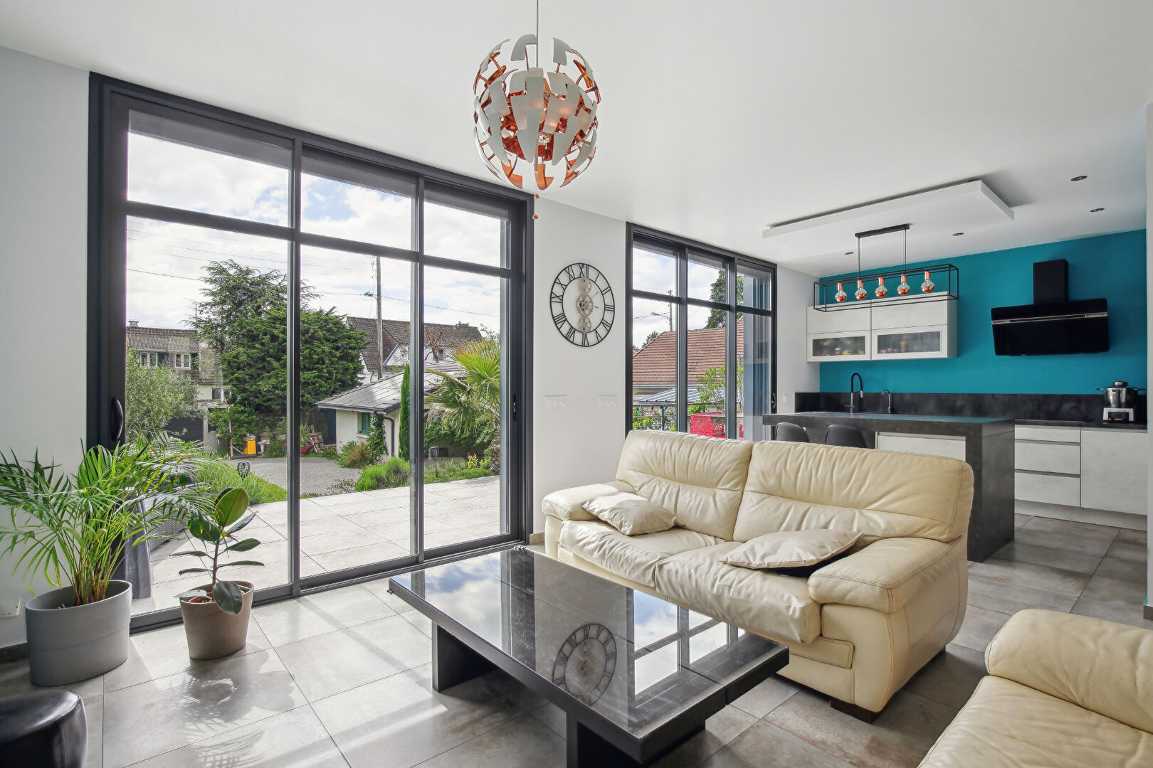 Maison contemporaine de 2018  –  207  m²  avec  de belles prestations, lumineuse sur un terrain de 722 m²