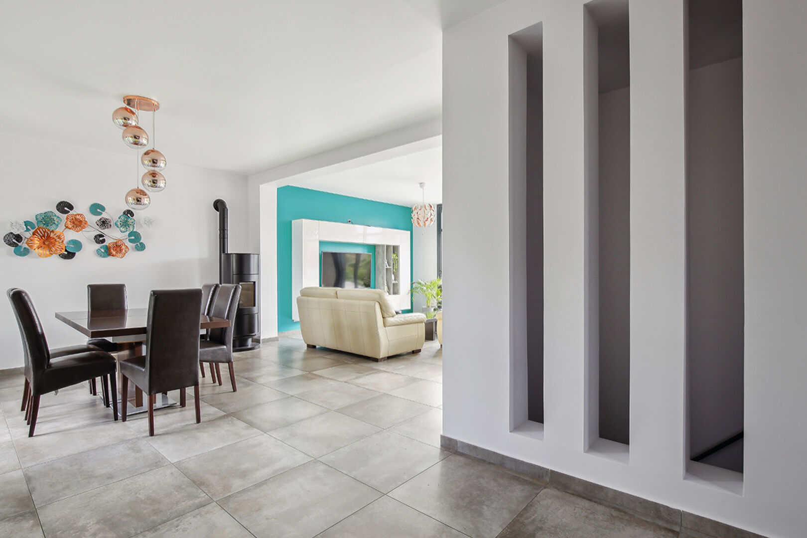 Maison contemporaine de 2018  –  207  m²  avec  de belles prestations, lumineuse sur un terrain de 722 m²