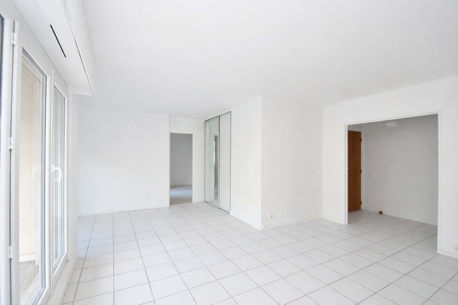 BAS DE CHATOU – 7 mn RER – Appartement 5 pièces 98.45 m²  – Terrasse 31 m² – Cave et place de parking