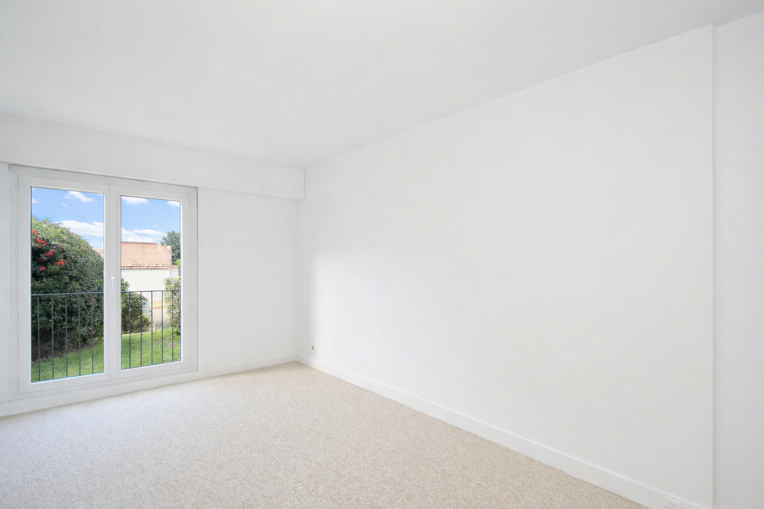 BAS DE CHATOU – 7 mn RER – Appartement 5 pièces 98.45 m²  – Terrasse 31 m² – Cave et place de parking