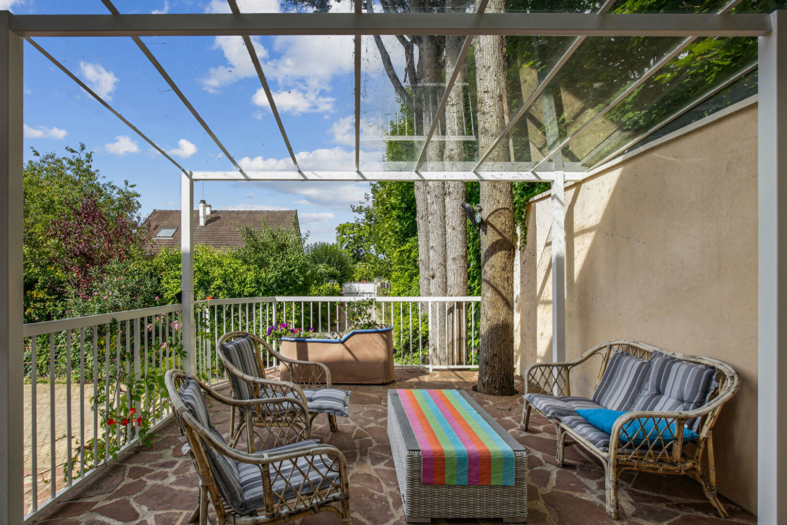 Maison située à Montesson avec 4 chambres de 225 m2 sur  un terrain de 941 m² à 5 mn du centre ville