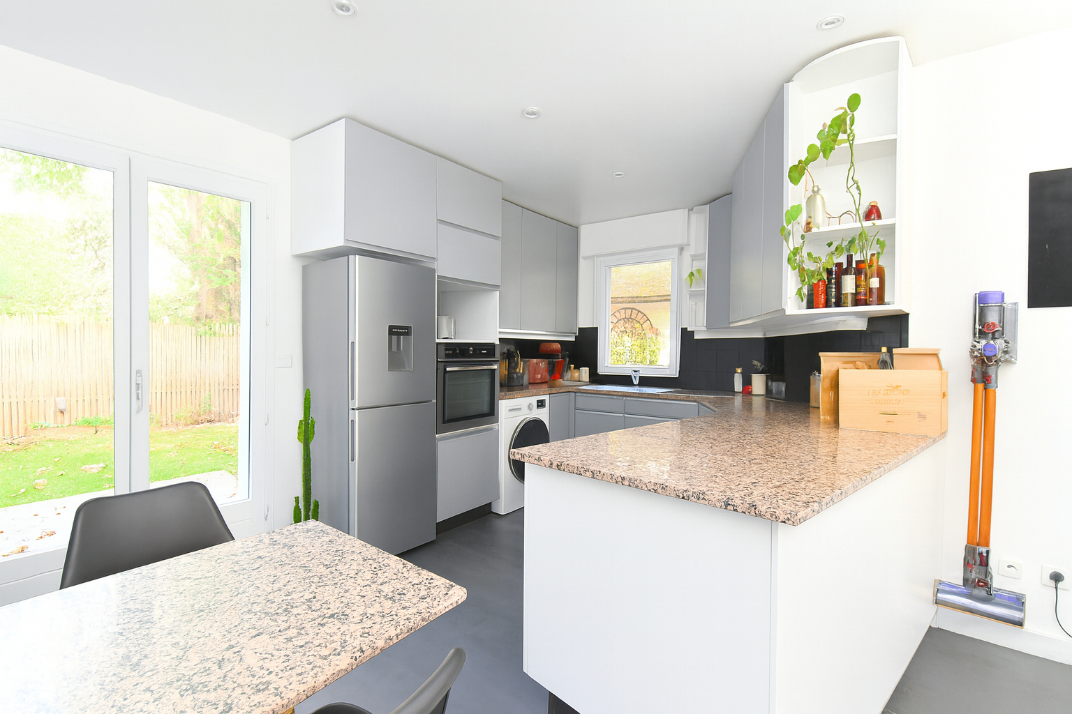 CHATOU BAS – SECTEUR BRIMONT – 10 MN RER – CHARMANTE MAISON DE 143 M² – DEPENDANCE AMENAGEE DE 13 M²43 m² au calme absolu, sans vis-à-vis à 12 mn RER