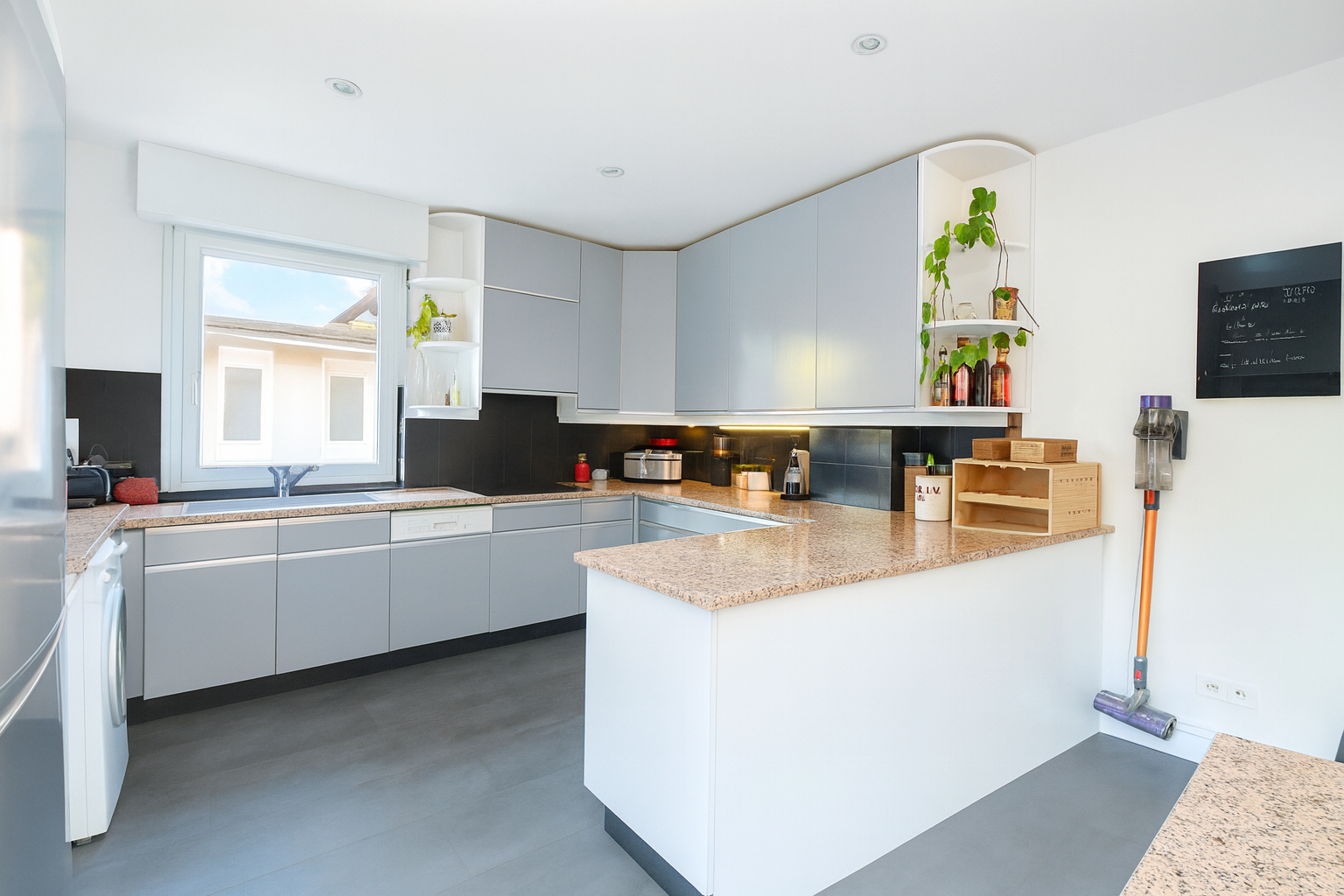 CHATOU BAS – SECTEUR BRIMONT – 10 MN RER – CHARMANTE MAISON DE 143 M² – DEPENDANCE AMENAGEE DE 13 M²43 m² au calme absolu, sans vis-à-vis à 12 mn RER