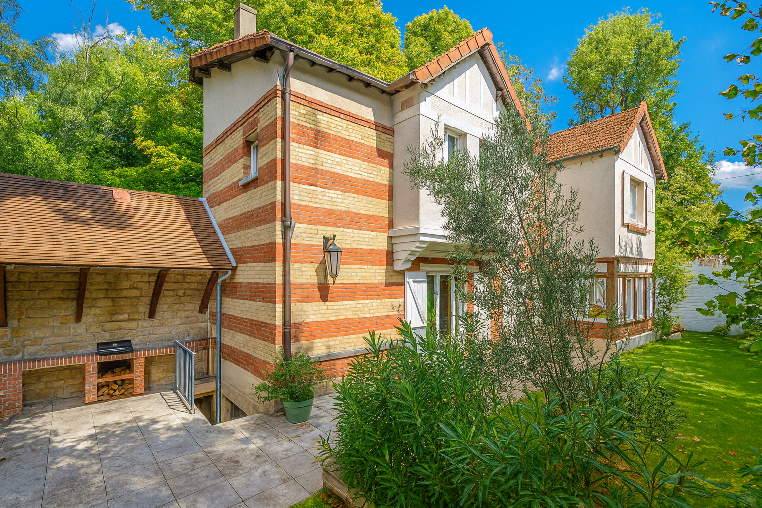 CHATOU BAS – SECTEUR BRIMONT – 10 MN RER – CHARMANTE MAISON DE 143 M² – DEPENDANCE AMENAGEE DE 13 M²43 m² au calme absolu, sans vis-à-vis à 12 mn RER