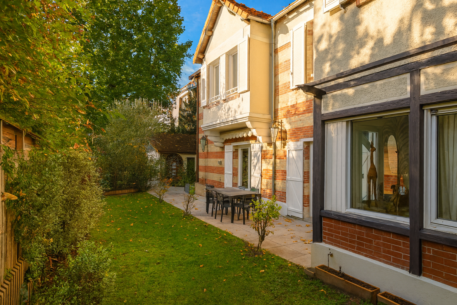 CHATOU BAS – SECTEUR BRIMONT – 10 MN RER – CHARMANTE MAISON DE 143 M² – DEPENDANCE AMENAGEE DE 13 M²43 m² au calme absolu, sans vis-à-vis à 12 mn RER