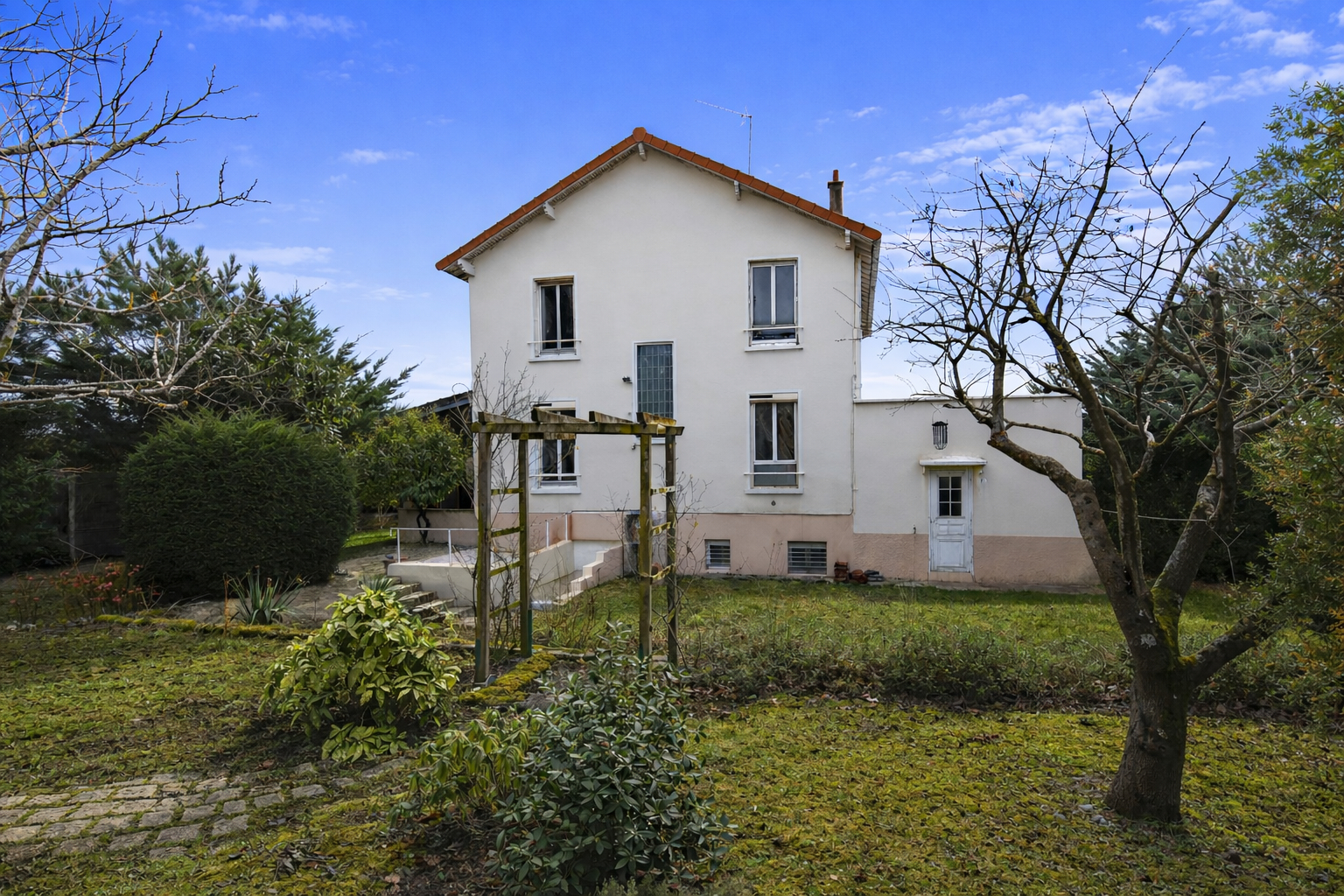 CHATOU – CHARMANTE MAISON – TERRAIN DE 891 m² – POTENTIEL D&rsquo;AGRANDISSEMENT