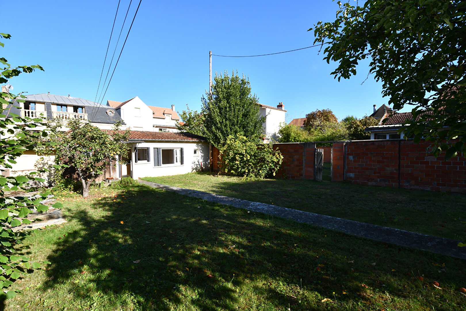 CROISSY-SUR-SEINE – MAISON AVEC PROJET D&rsquo;AGRANDISSEMENT – DEPENDANCE AMENAGEE –  TERRAIN DE 714 M²