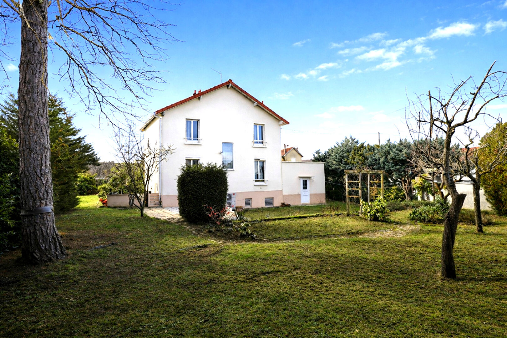 CHATOU – CHARMANTE MAISON – TERRAIN DE 891 m² – POTENTIEL D&rsquo;AGRANDISSEMENT