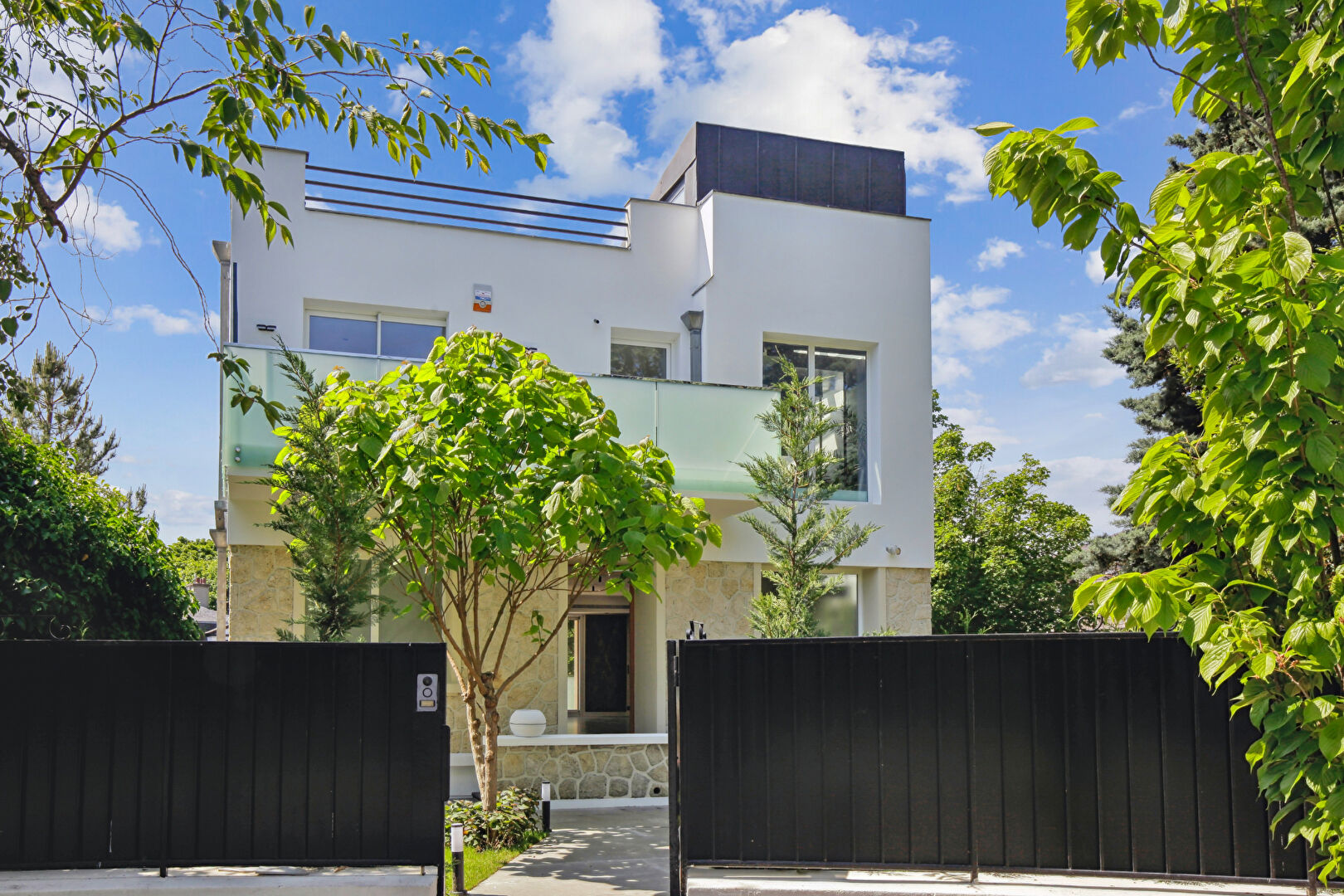 CHATOU QUARTIER BRIMONT – MAISON CONTEMPORAINE DE  261 M2  – ELEGANCE – LUMIERE ET BELLES PRESTATIONS –  12 MN RER