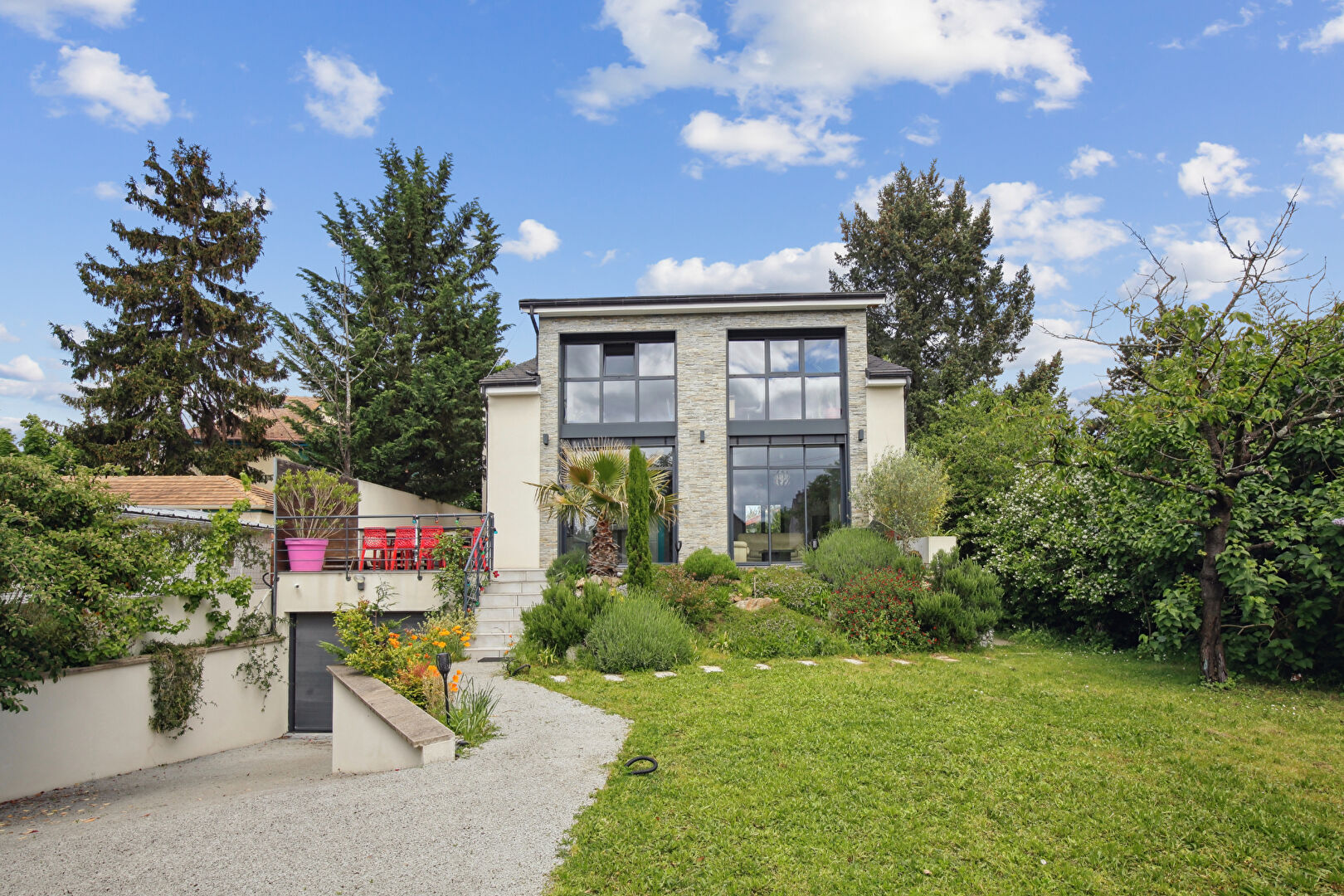 Maison contemporaine de 2018  –  207  m²  avec  de belles prestations, lumineuse sur un terrain de 722 m²