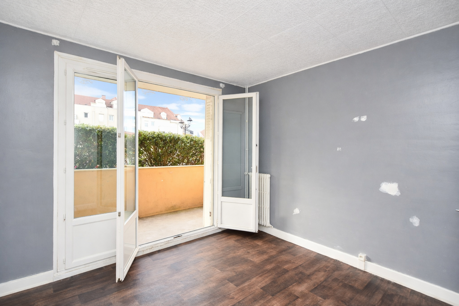 Montesson – hyper centre – Résidence fermée – Appartement  2 pièces de 45 m2 – Balcon et  cave