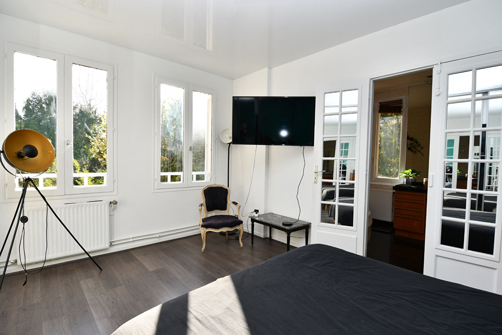 CHATOU BAS – SECTEUR BRIMONT – 10 MN RER – CHARMANTE MAISON DE 143 M² – DEPENDANCE AMENAGEE DE 13 M²43 m² au calme absolu, sans vis-à-vis à 12 mn RER