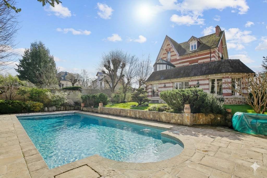 LE VESINET SUD – MAGNIFIQUE PROPRIETE DE 308 M² –  6 CHAMBRES – TERRAIN 1541 M²  – PISCINE – DEPENDANCE AMENAGEE 18 M² –