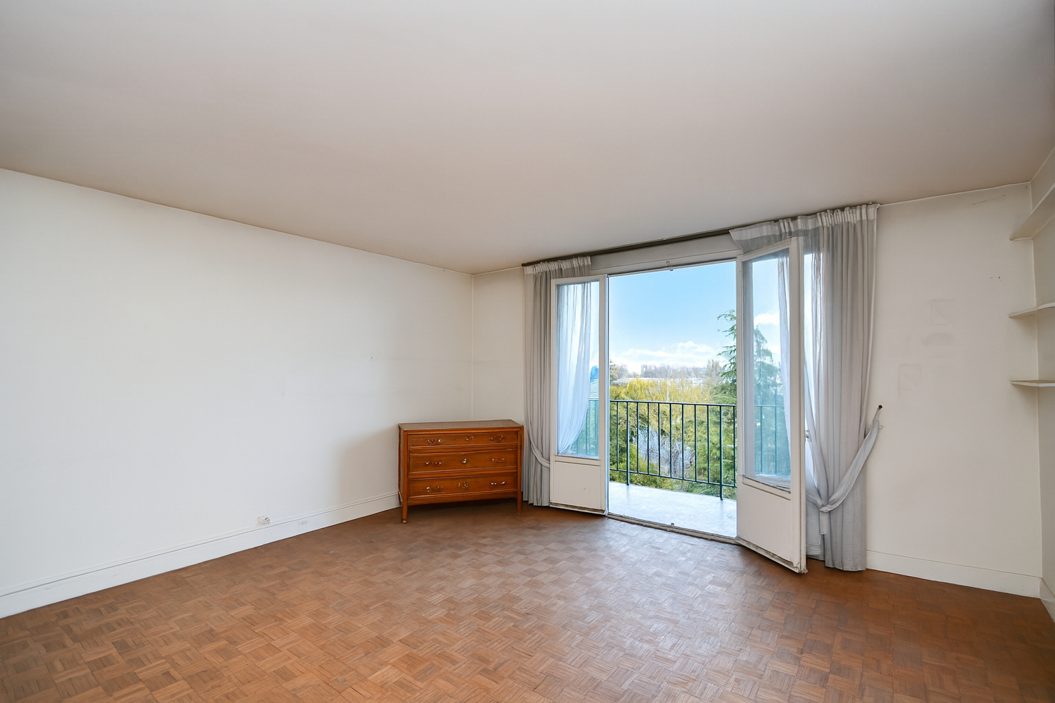 Appartement situé à Chatou de 75,78 m² avec 3 chambres  avec balcon et box fermé