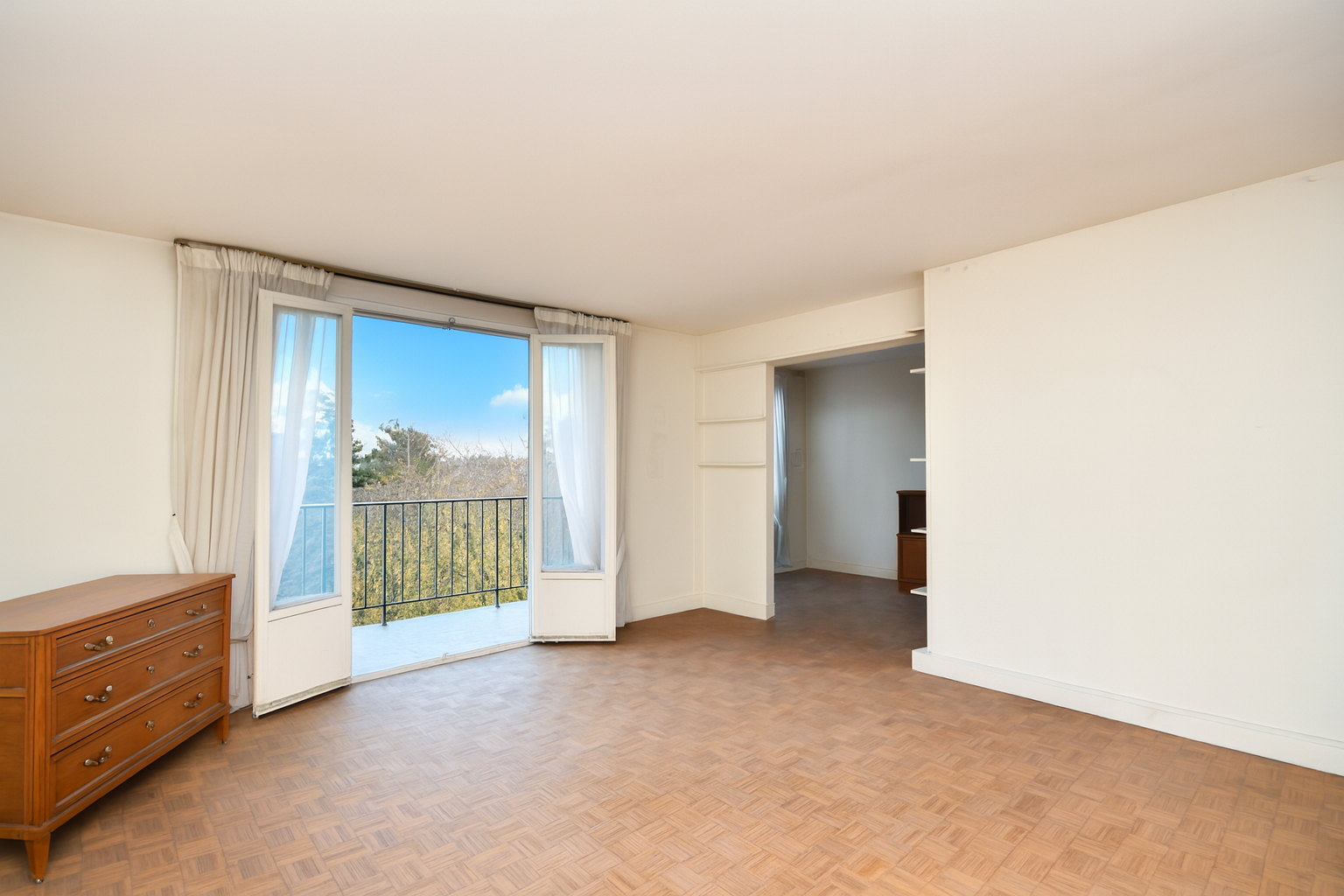 Appartement situé à Chatou de 75,78 m² avec 3 chambres  avec balcon et box fermé