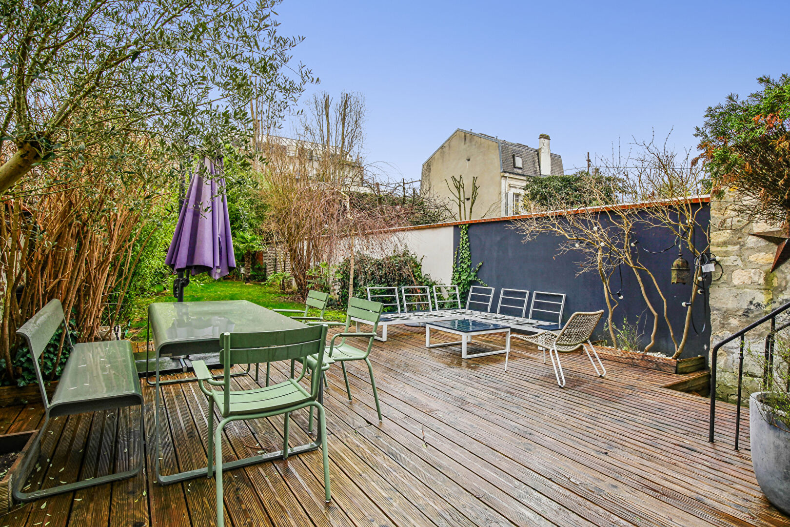 BAS DE CHATOU – HYPER CENTRE – CHARMANTE MAISON MANSART DE 1890 – 5 CHAMBRES – TERRAIN 489 M² – 4 MN RER