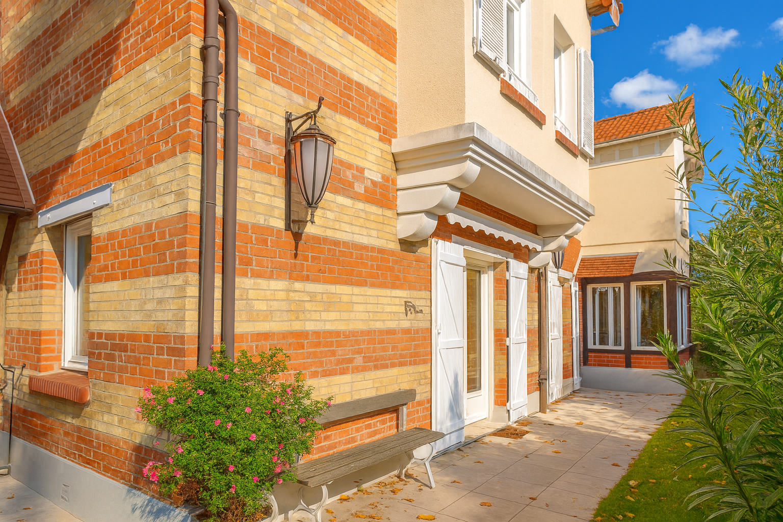 CHATOU BAS – SECTEUR BRIMONT – 10 MN RER – CHARMANTE MAISON DE 143 M² – DEPENDANCE AMENAGEE DE 13 M²43 m² au calme absolu, sans vis-à-vis à 12 mn RER