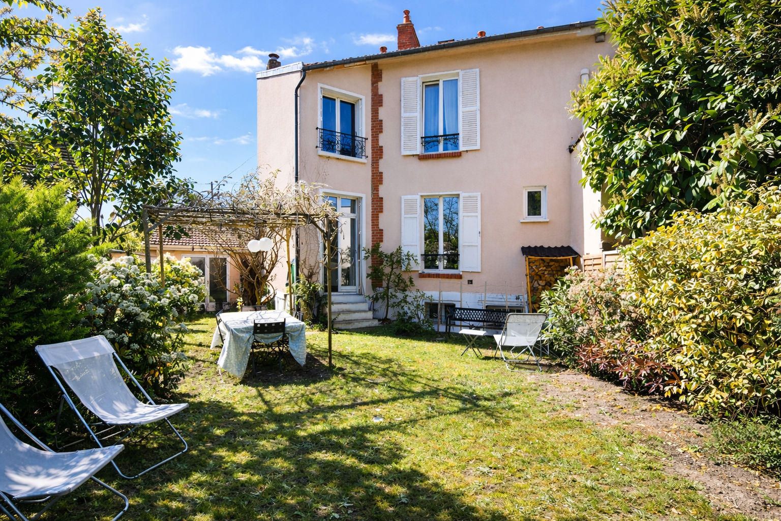 CHATOU – MAISON DE CHARME – LUMINEUSE, AU CALME SANS VIS A VIS – PROCHE DU VESINET