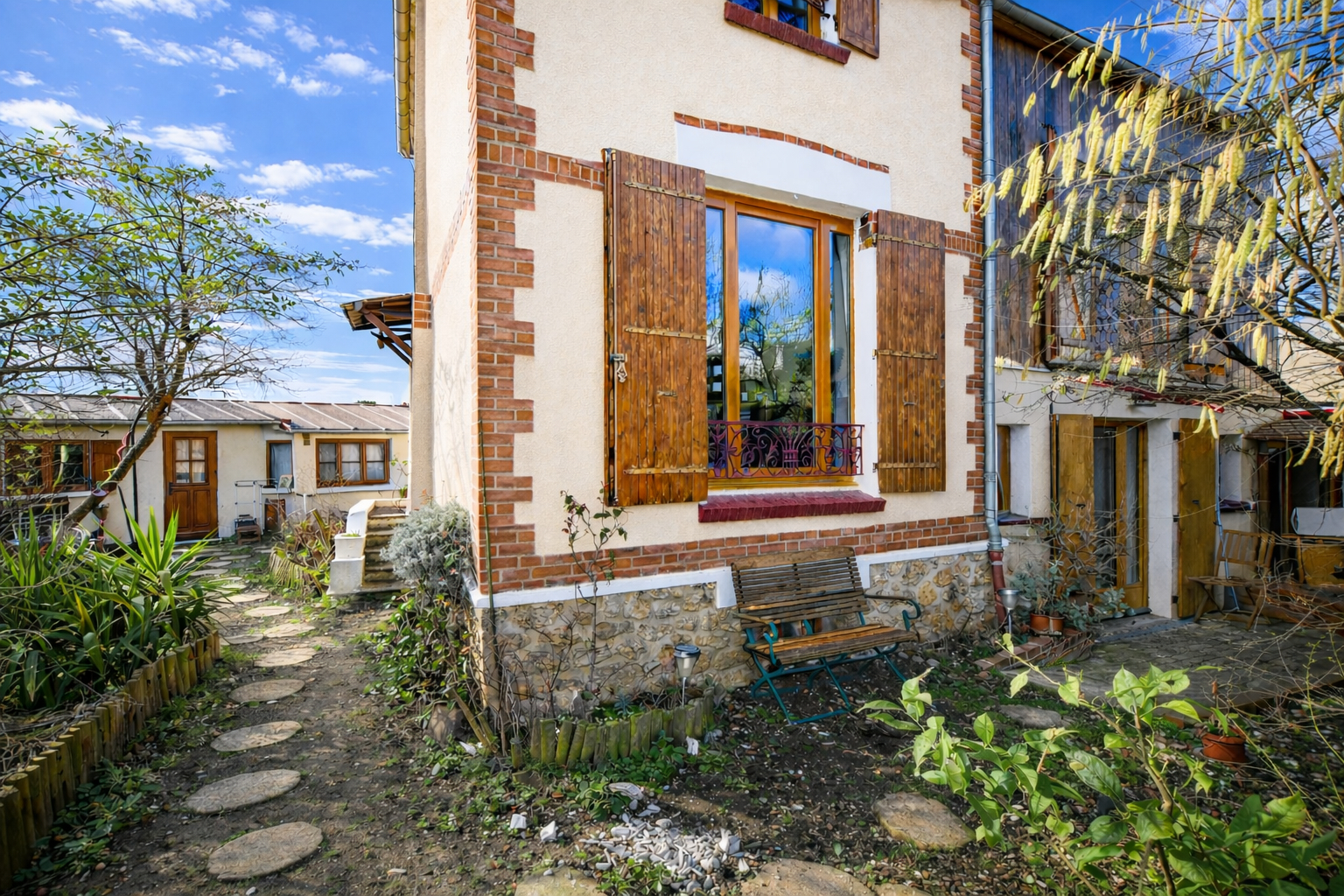 CHATOU – MAISON DE CHARME – 140 M² – TERRAIN 434 M² – DEPENDANCE AMENAGEE