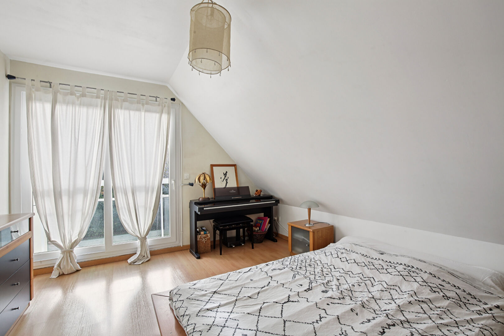 CHATOU –  EN LISIERE DU VESINET – MAISON DE 1995 – 133 M²  – 4 CHAMBRES – TERRAIN 484 M² –  LUMINEUSE  AU CALME