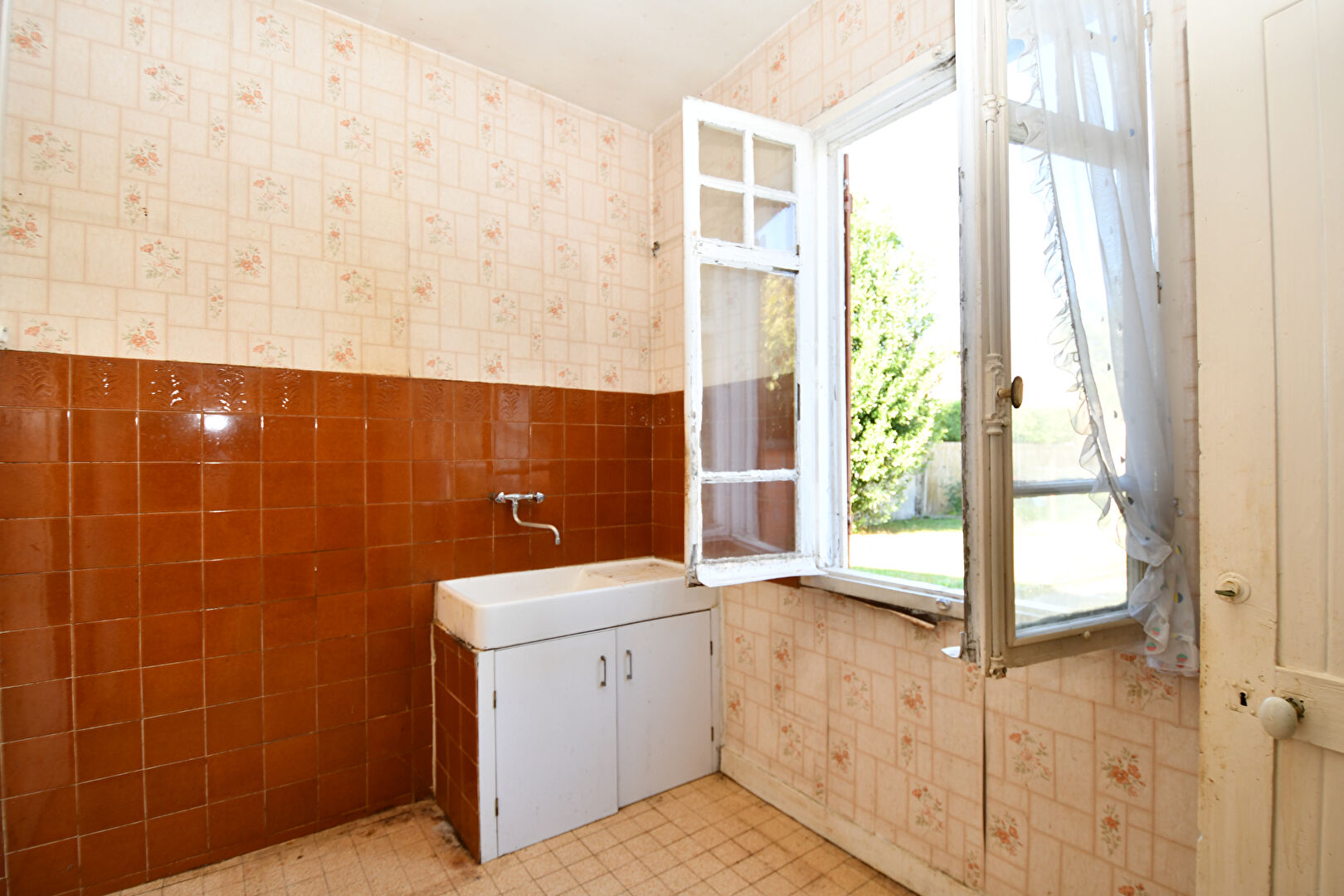 CROISSY-SUR-SEINE – MAISON AVEC PROJET D&rsquo;AGRANDISSEMENT – DEPENDANCE AMENAGEE –  TERRAIN DE 714 M²