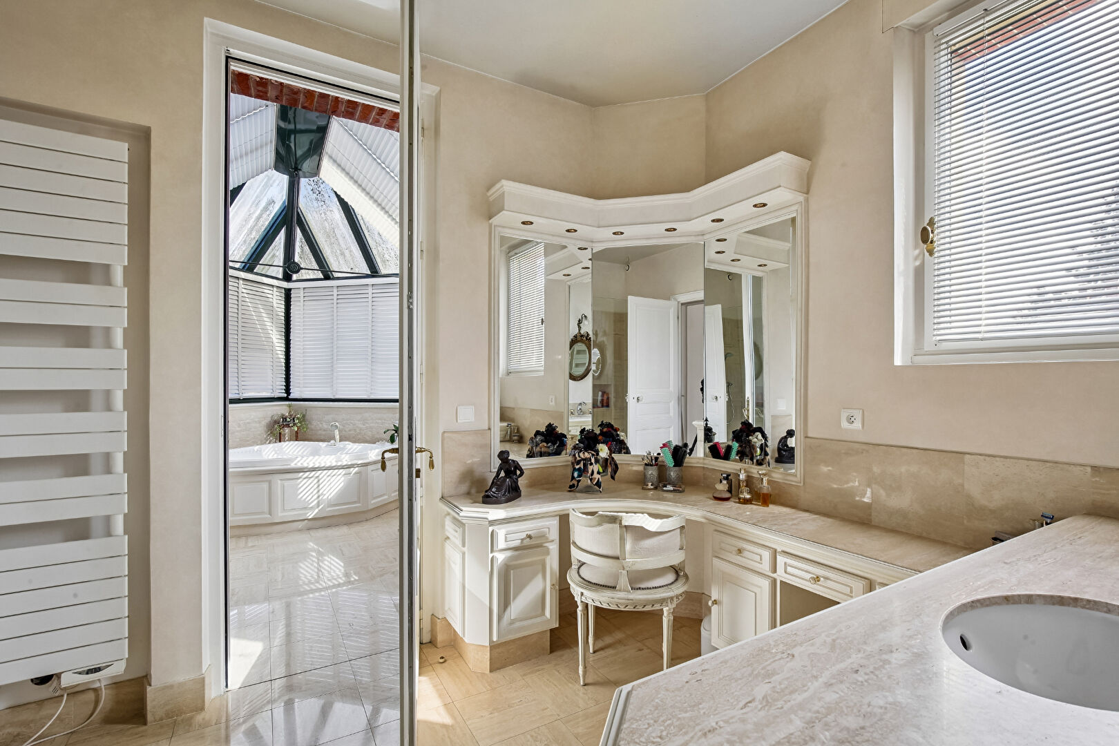 LE VESINET SUD – MAGNIFIQUE PROPRIETE DE 308 M² –  6 CHAMBRES – TERRAIN 1541 M²  – PISCINE – DEPENDANCE AMENAGEE 18 M² –