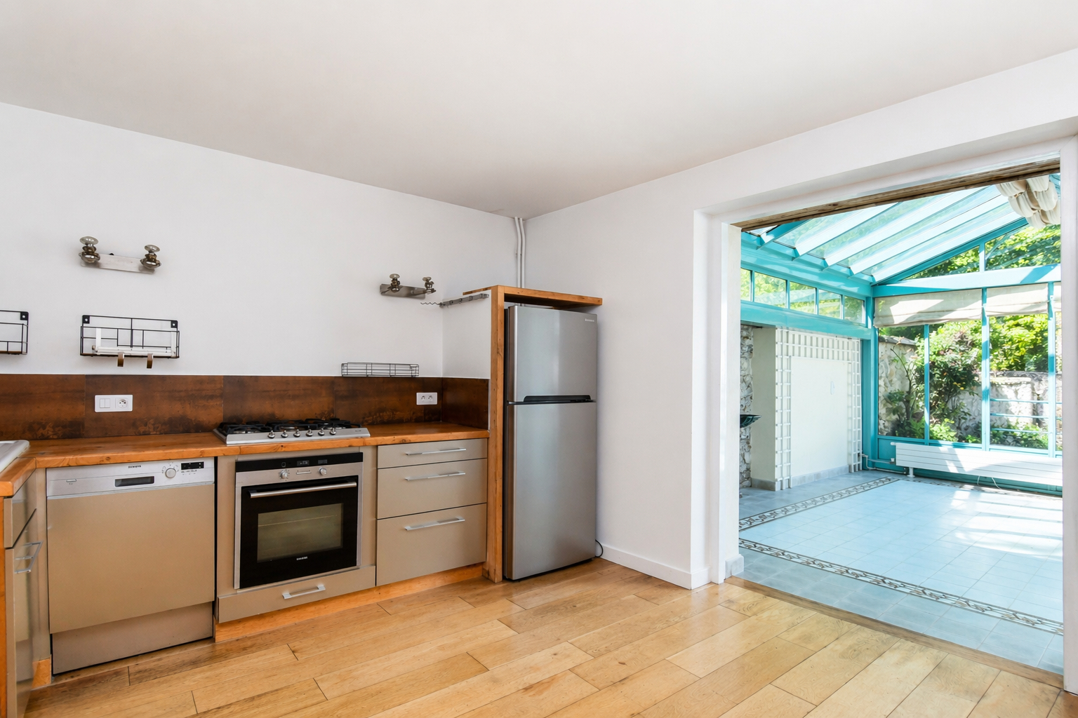 BOUGIVAL – CENTRE-VILLE  – Charmante propriété de 2 maisons, idéale pour deux familles ou avec une activité professionnelle