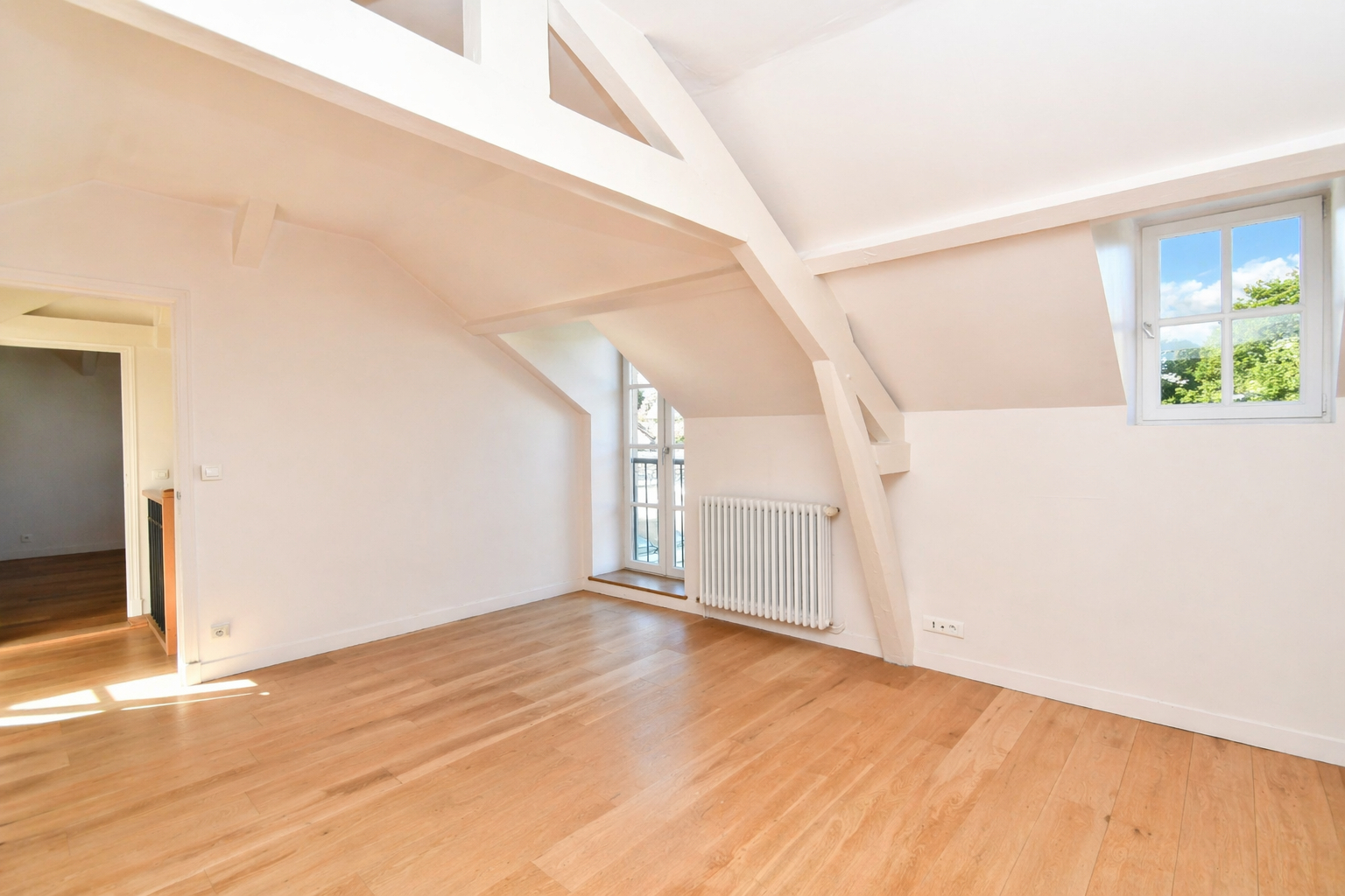 BOUGIVAL – CENTRE-VILLE  – Charmante propriété de 2 maisons, idéale pour deux familles ou avec une activité professionnelle