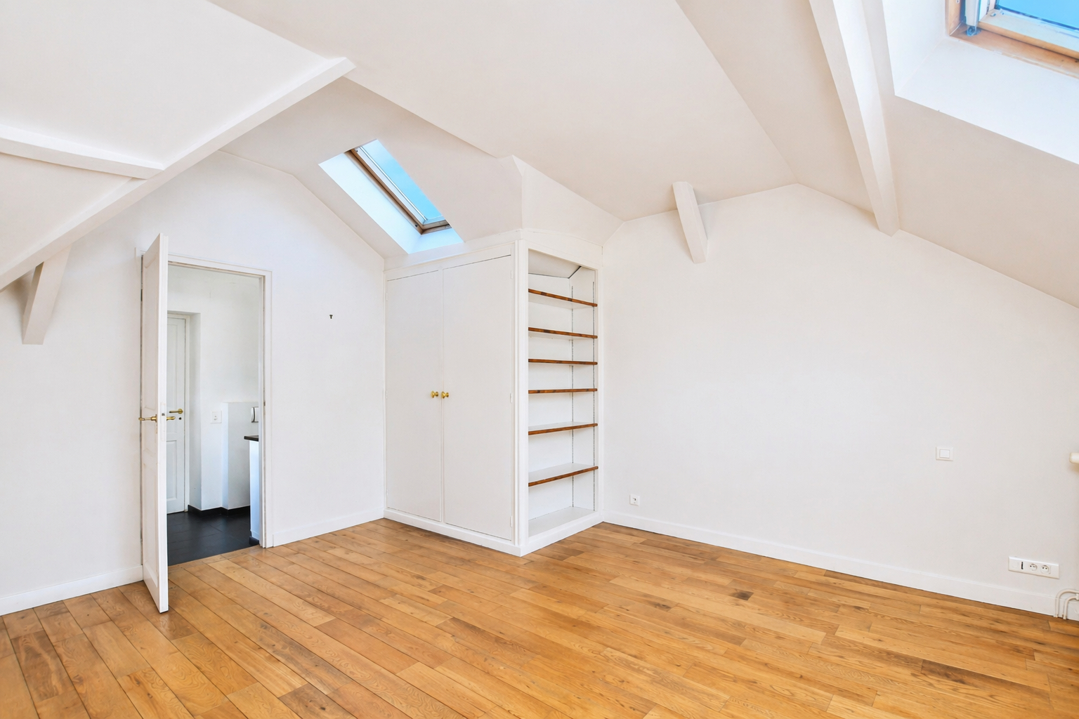 BOUGIVAL – CENTRE-VILLE  – Charmante propriété de 2 maisons, idéale pour deux familles ou avec une activité professionnelle