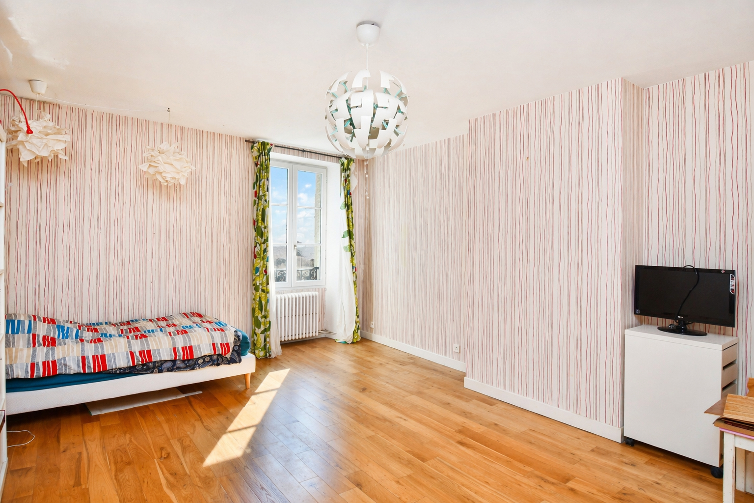 BOUGIVAL – CENTRE-VILLE  – Charmante propriété de 2 maisons, idéale pour deux familles ou avec une activité professionnelle