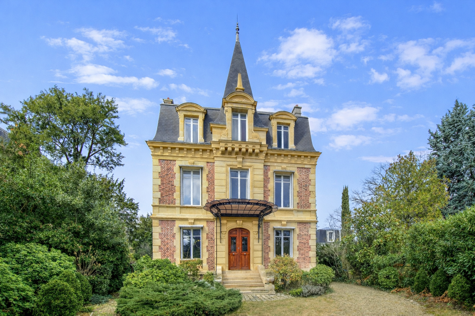 LE VESINET – PROPRIETE DE 232 M² – SALON 66 M²  – 4 CHAMBRES – TERRAIN 1474 M²  – DEPENDANCE AMENAGEE 60 M² –  10 MN RER