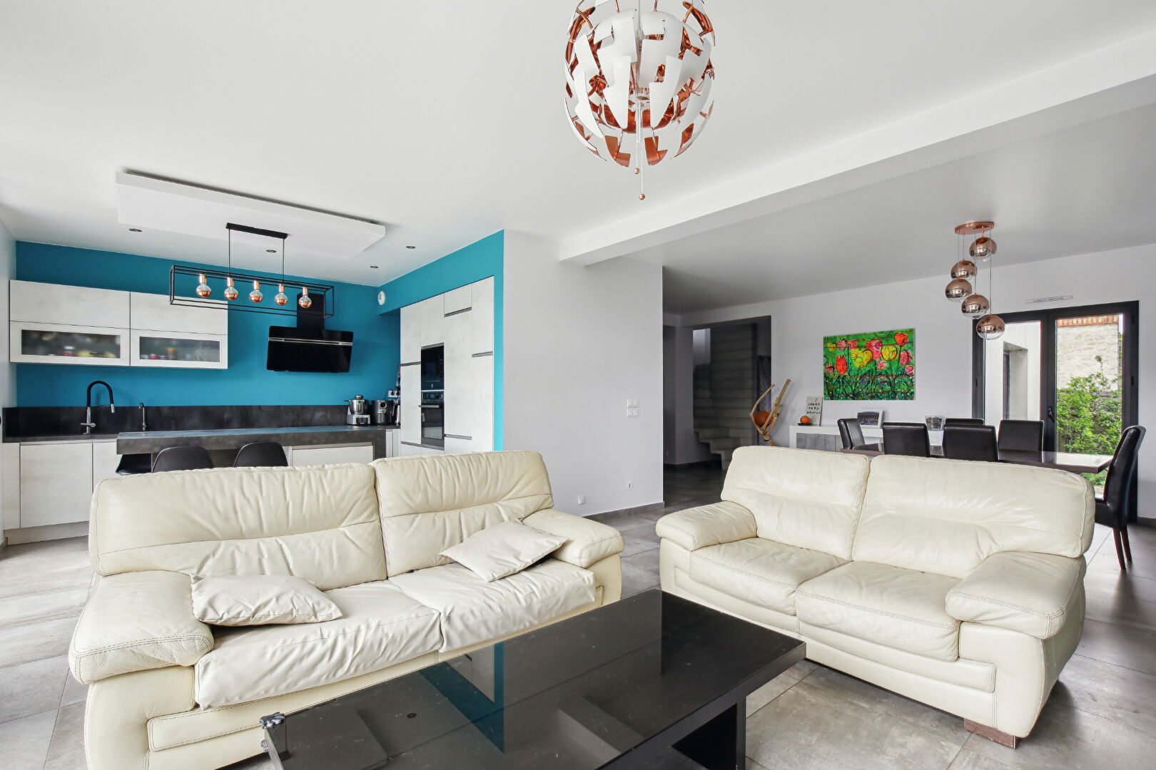 Maison contemporaine de 2018  –  207  m²  avec  de belles prestations, lumineuse sur un terrain de 722 m²