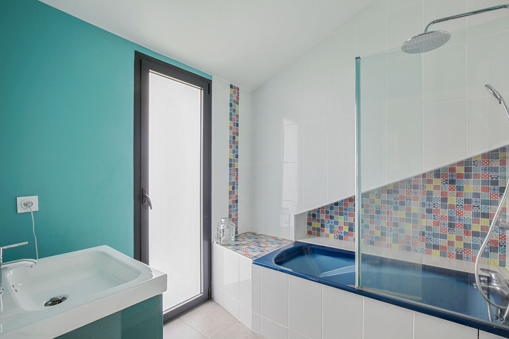 Maison contemporaine de 2018  –  207  m²  avec  de belles prestations, lumineuse sur un terrain de 722 m²