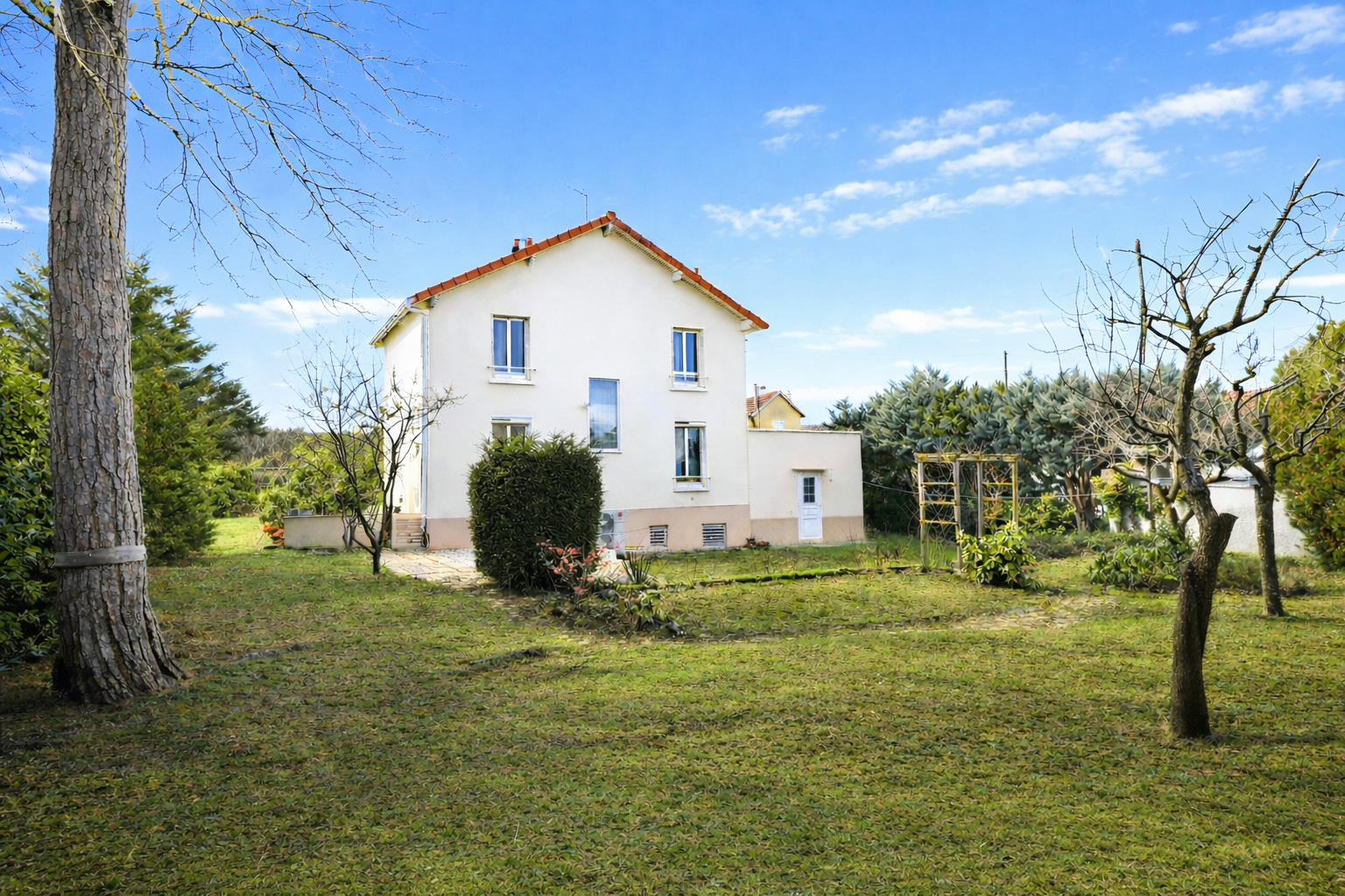 CHATOU – CHARMANTE MAISON – TERRAIN DE 891 m² – POTENTIEL D&rsquo;AGRANDISSEMENT