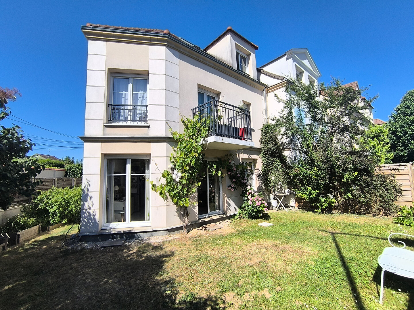 MAISON située à CHATOU sur 3 niveaux avec jardin