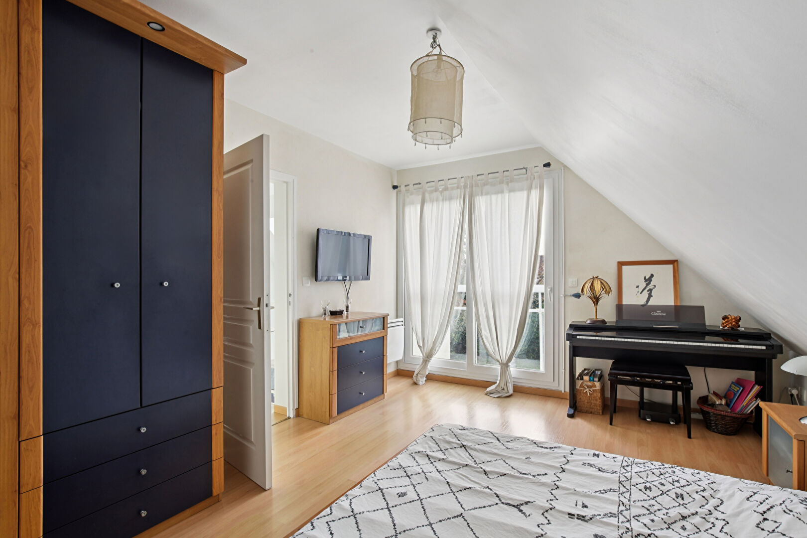 CHATOU –  EN LISIERE DU VESINET – MAISON DE 1995 – 133 M²  – 4 CHAMBRES – TERRAIN 484 M² –  LUMINEUSE  AU CALME