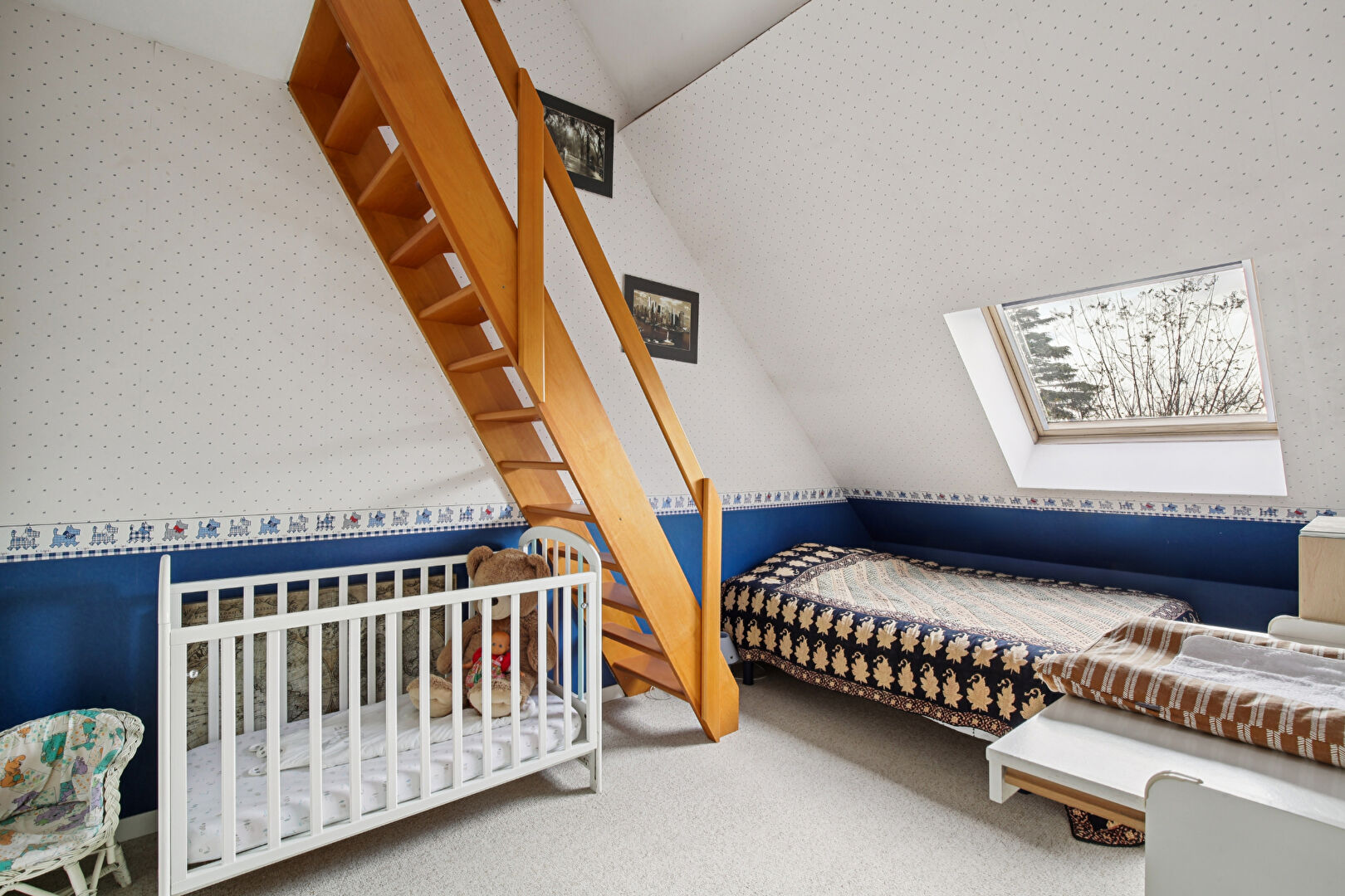 CHATOU –  EN LISIERE DU VESINET – MAISON DE 1995 – 133 M²  – 4 CHAMBRES – TERRAIN 484 M² –  LUMINEUSE  AU CALME